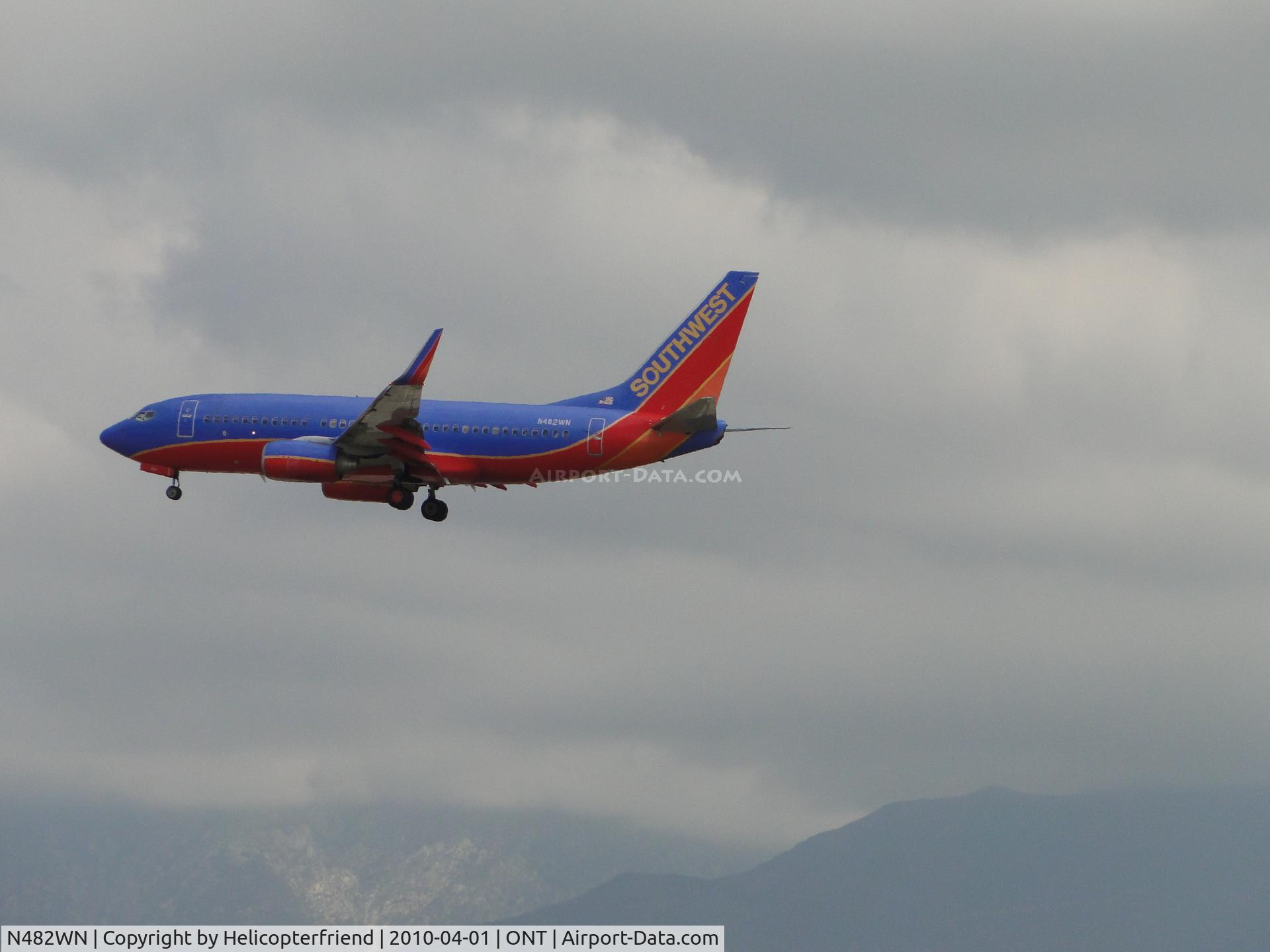N482WN, 2004 Boeing 737-7H4 C/N 29852, On final to Ontario