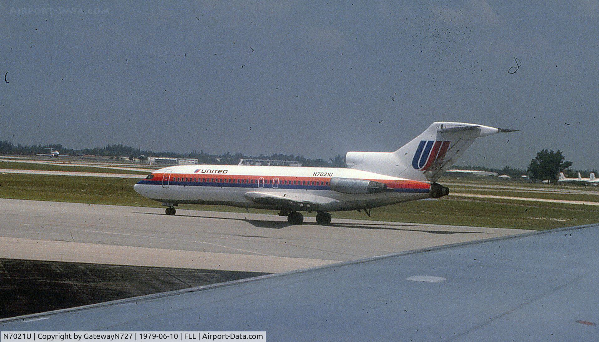 N7021U, Boeing 727-22 C/N 18313, United 727-22. Scanned from a slide, taken from N338EA.
