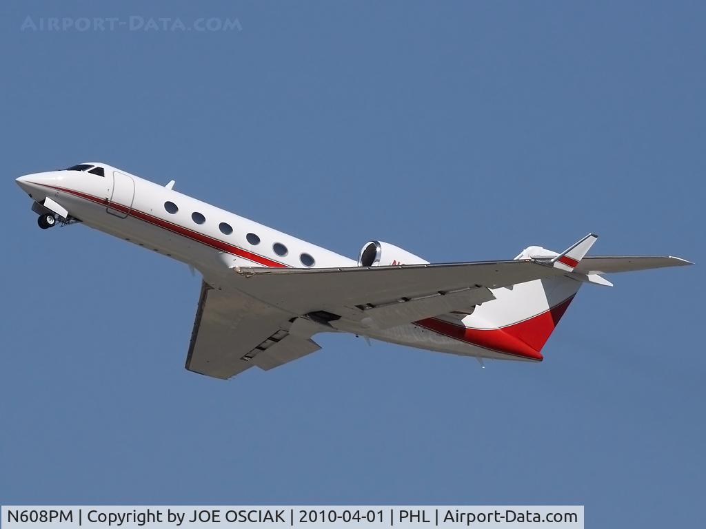 N608PM, 2002 Gulfstream Aerospace G-IV C/N 1486, Leaving PHL
