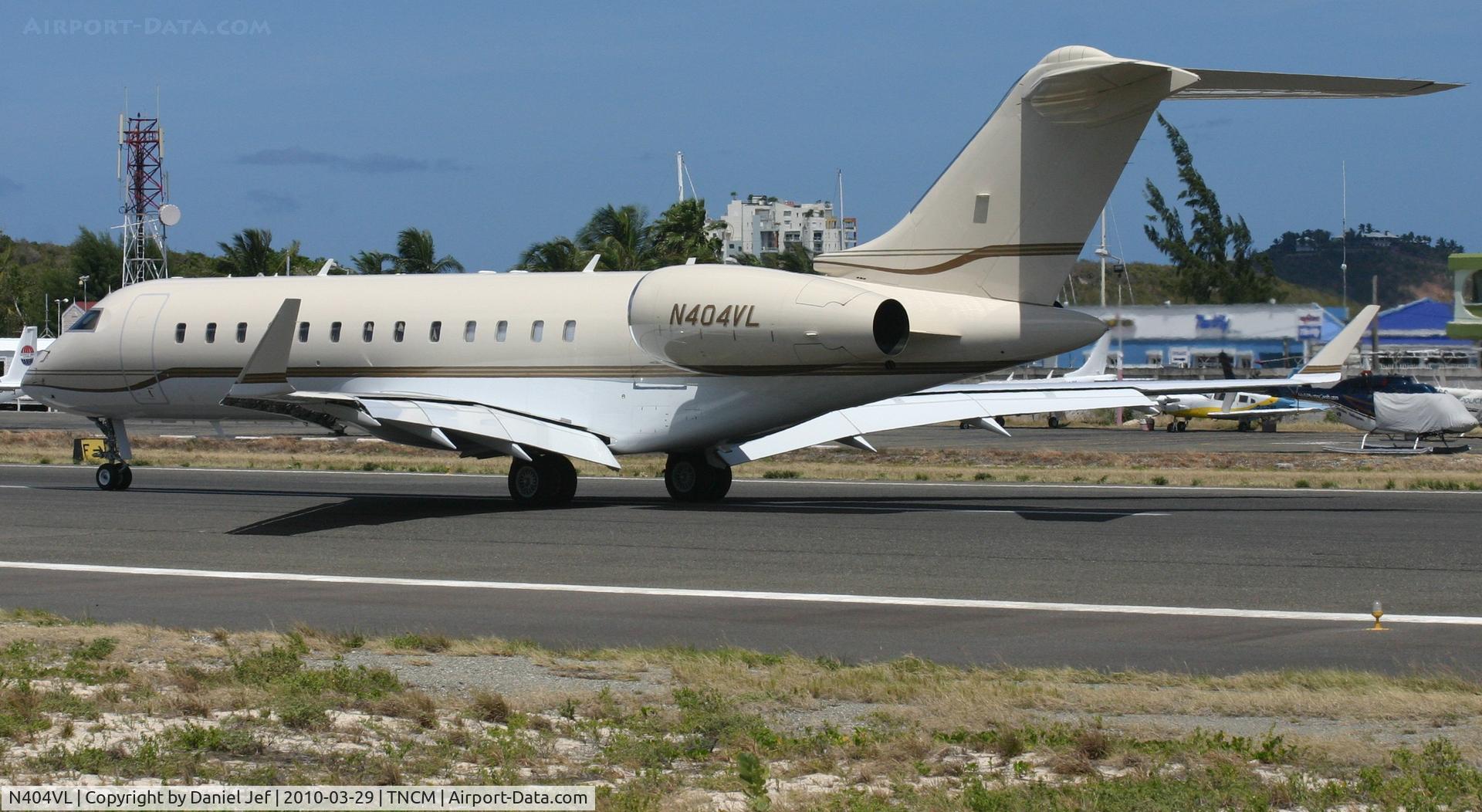N404VL, 2001 Bombardier BD-700-1A11 Global Express C/N 9085, N404VL back tracking the active for parking at TNCM