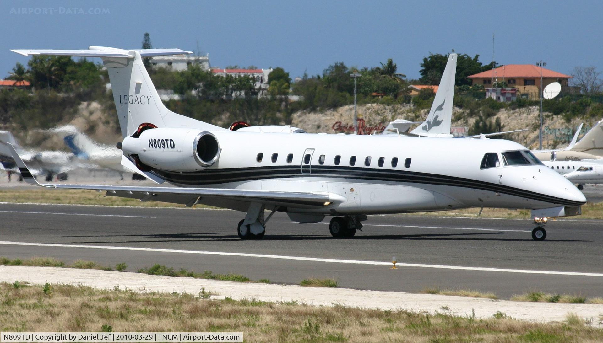 N809TD, 2004 Embraer EMB-135BJ Legacy C/N 14500809, N809TD back tracking the active for parking at TNCM