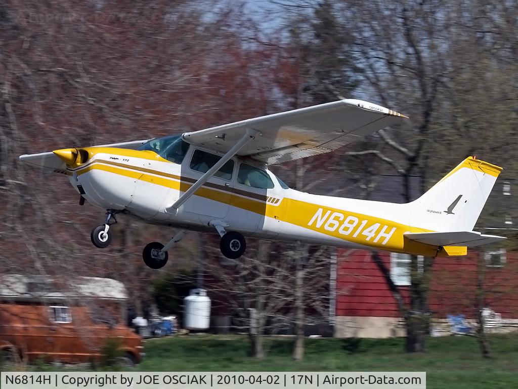 N6814H, 1975 Cessna 172M C/N 17265594, Leaving 17N