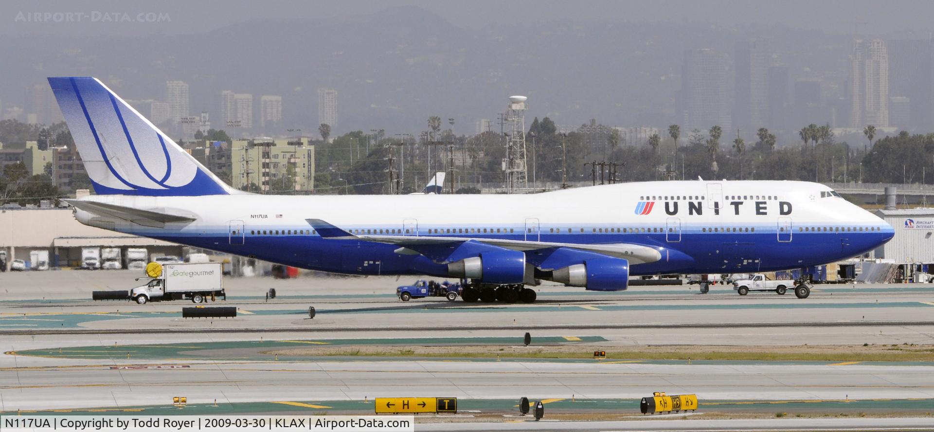 N117UA, 1999 Boeing 747-422 C/N 28810, Taxi at LAX