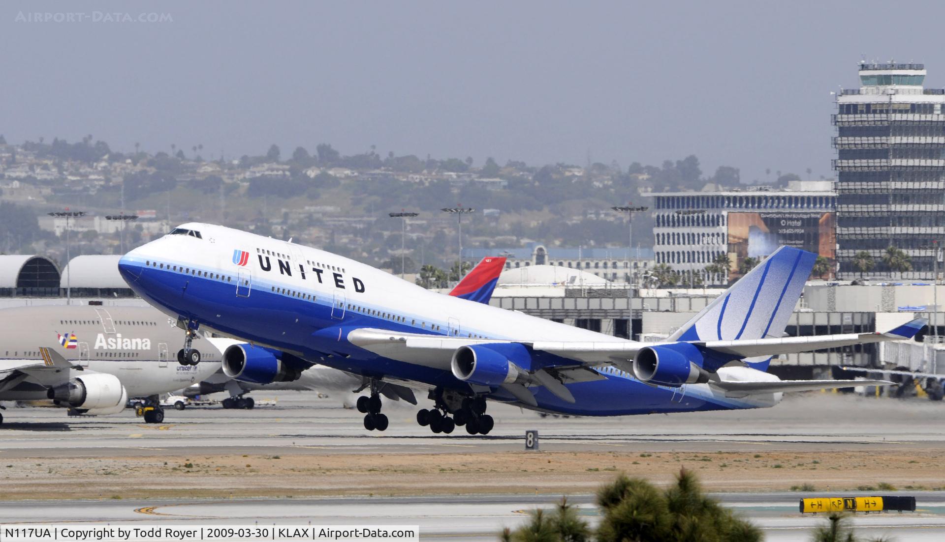N117UA, 1999 Boeing 747-422 C/N 28810, Departing LAX