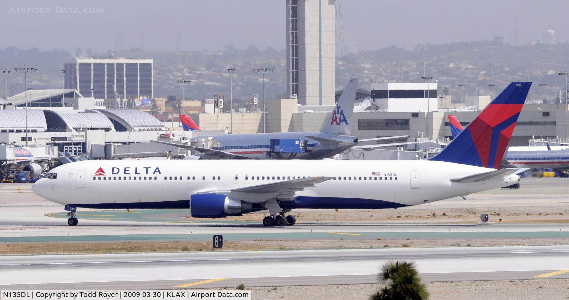 N135DL, 1991 Boeing 767-332 C/N 25145, Taxi at LAX