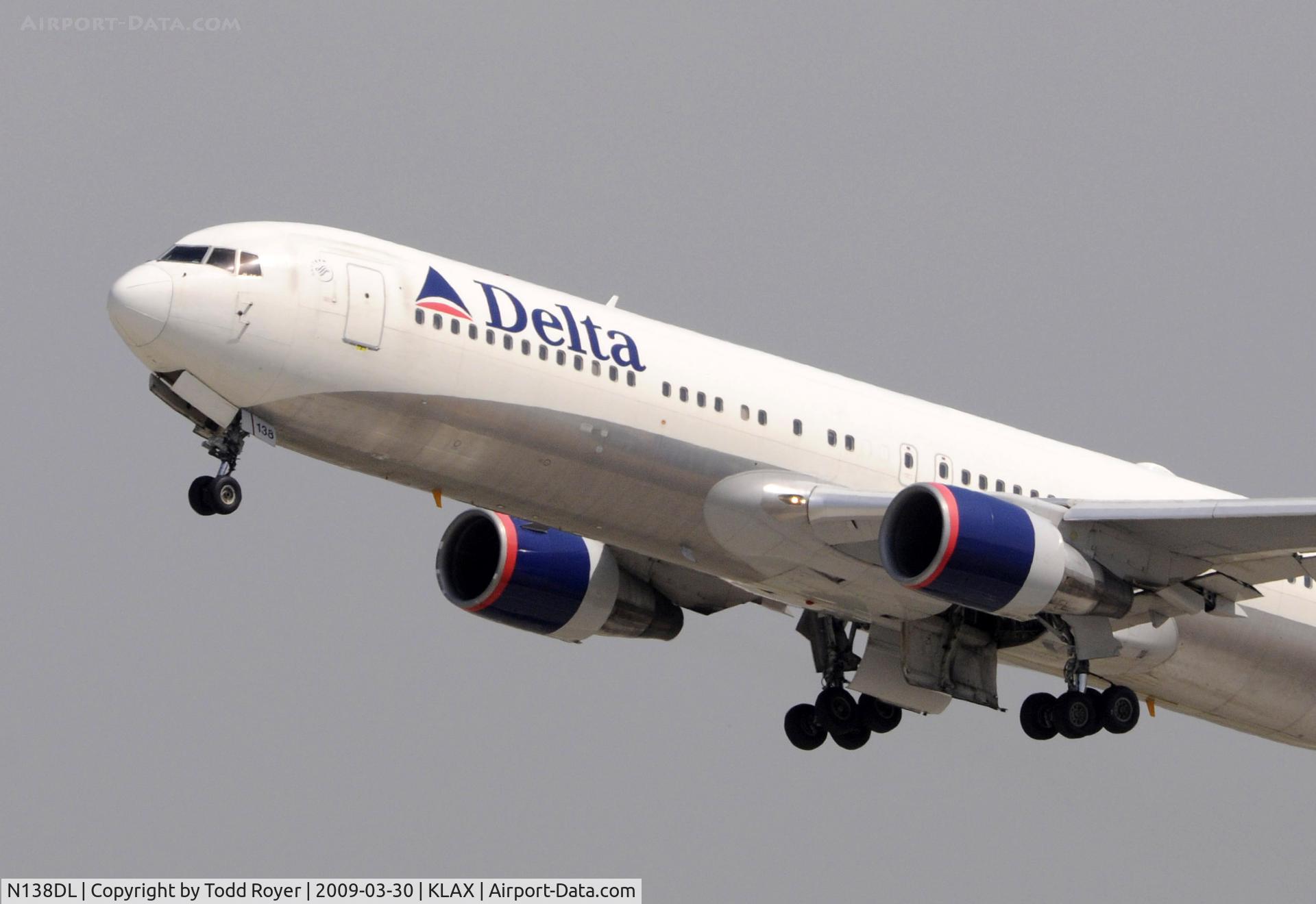 N138DL, 1991 Boeing 767-332 C/N 25409, Departing LAX