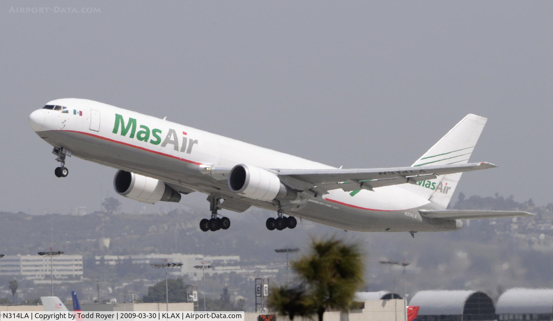 N314LA, 2001 Boeing 767-316F C/N 32573, Departing LAX