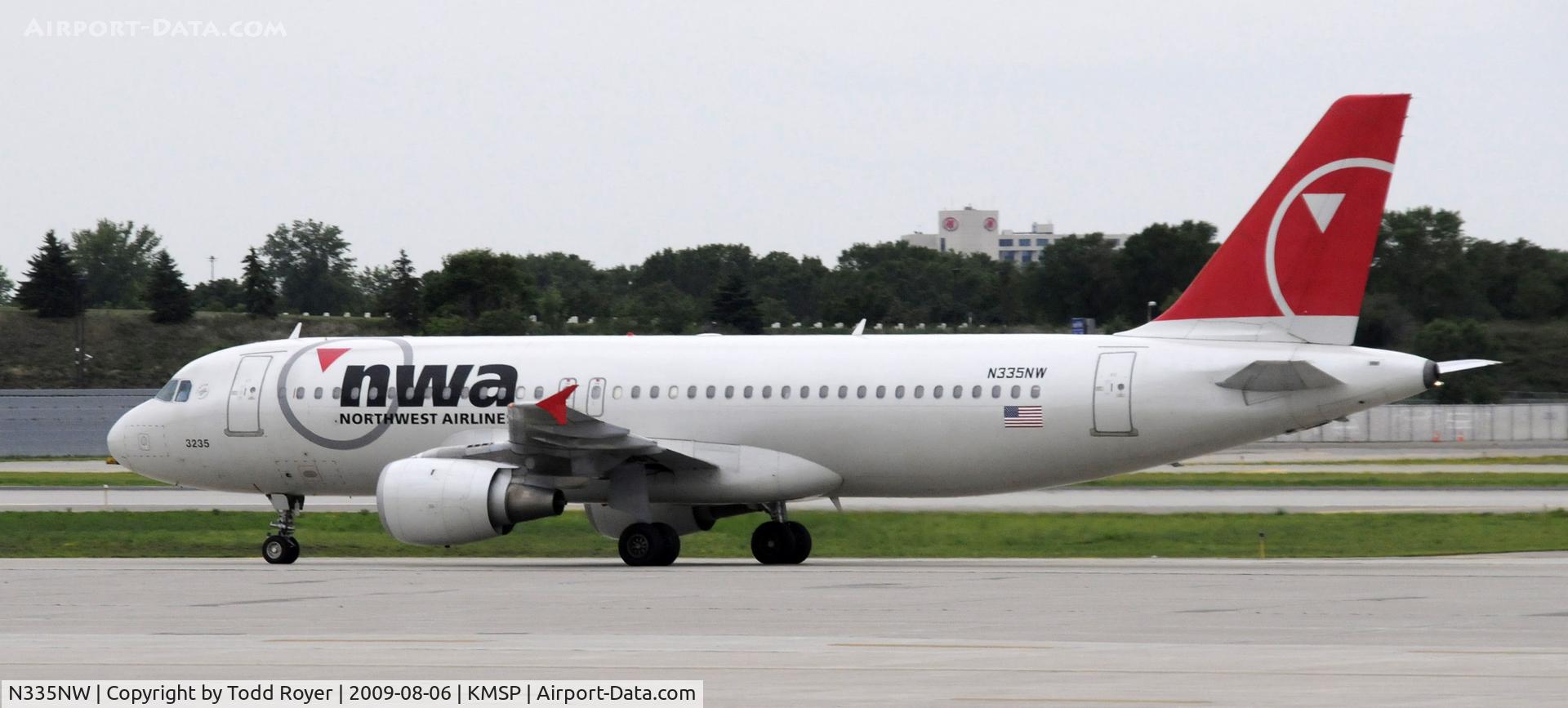 N335NW, 1992 Airbus A320-212 C/N 340, Taxi at MSP