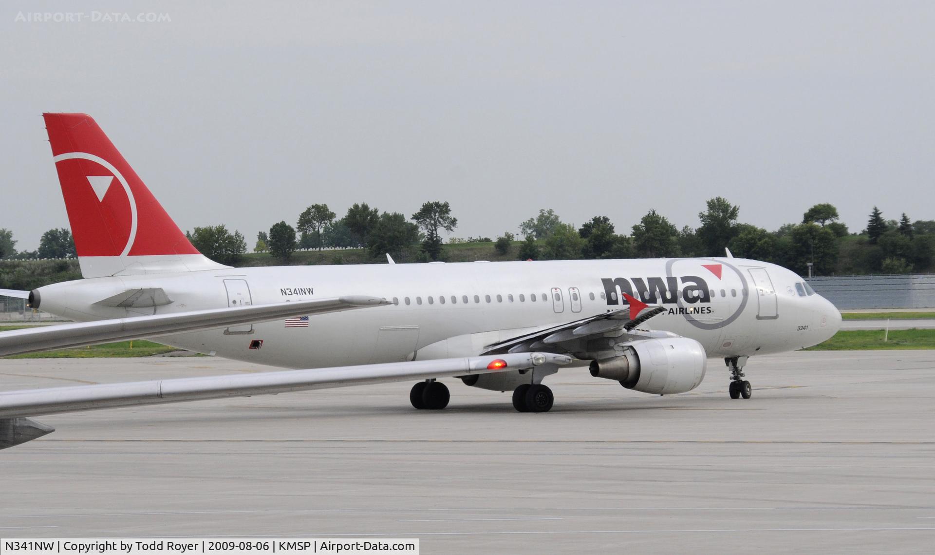 N341NW, 1992 Airbus A320-212 C/N 380, Taxi at MSP