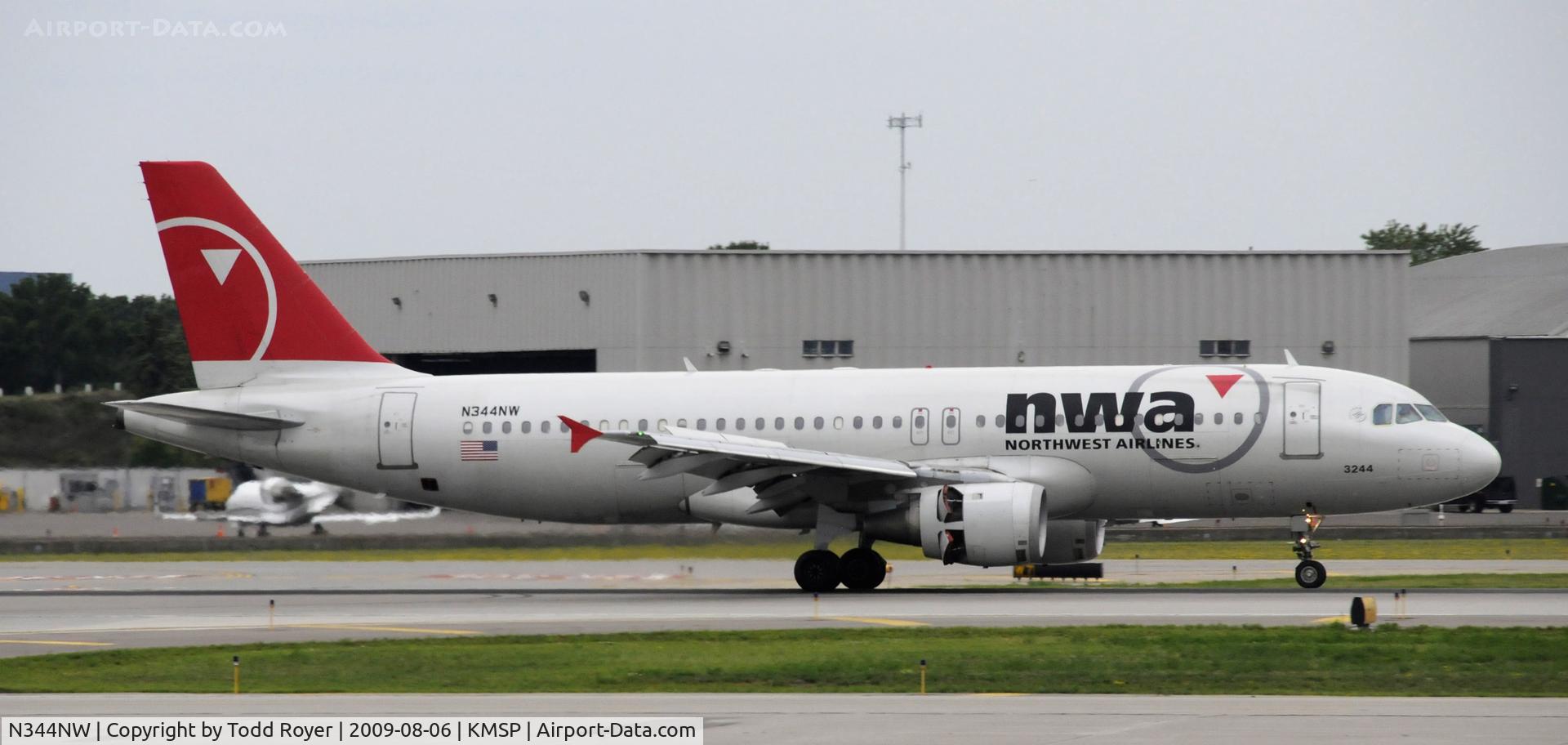N344NW, 1993 Airbus A320-212 C/N 388, Arriving MSP
