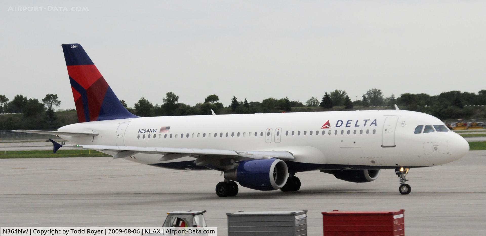 N364NW, 1999 Airbus A320-212 C/N 0962, Taxi at MSP