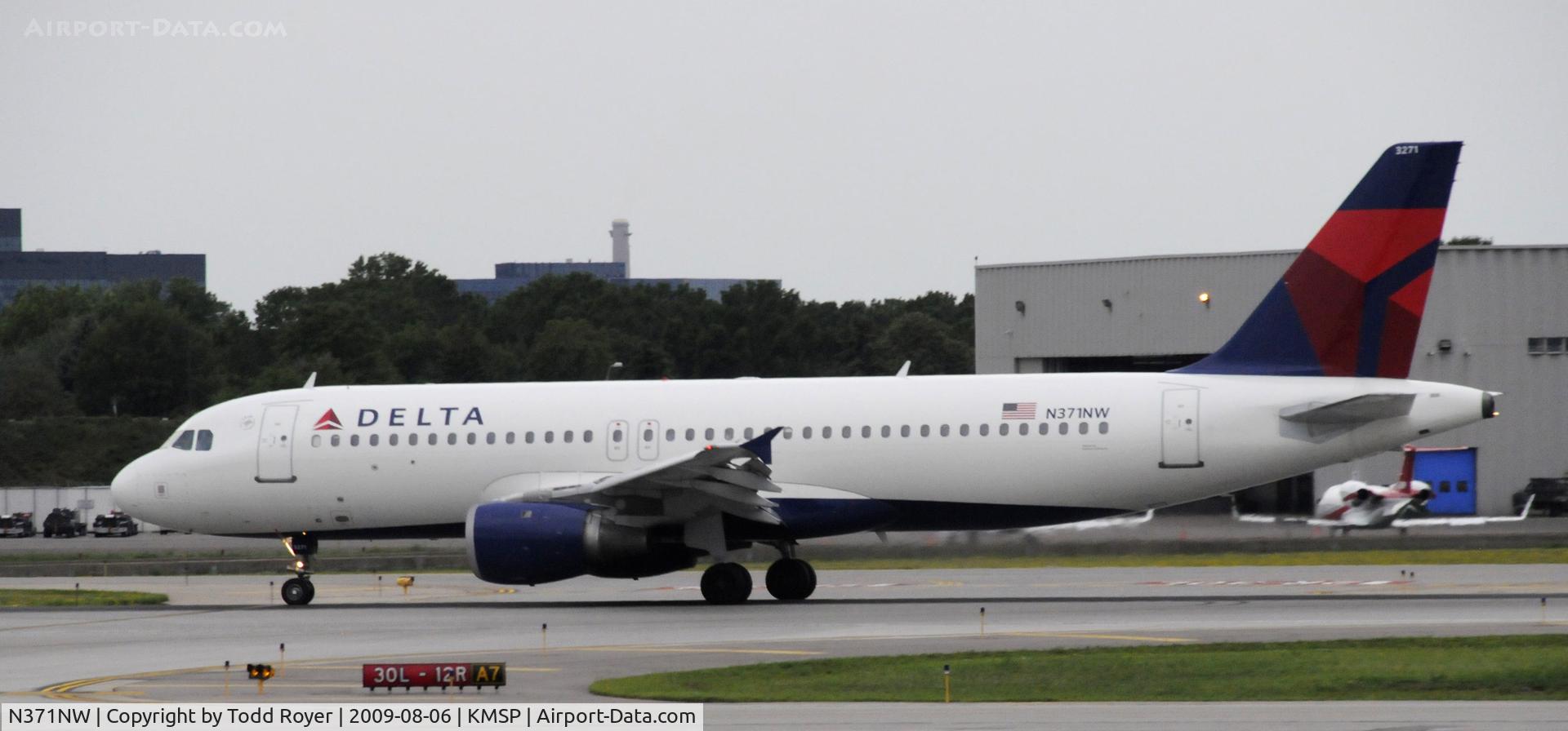 N371NW, 2001 Airbus A320-212 C/N 1535, Departing MSP
