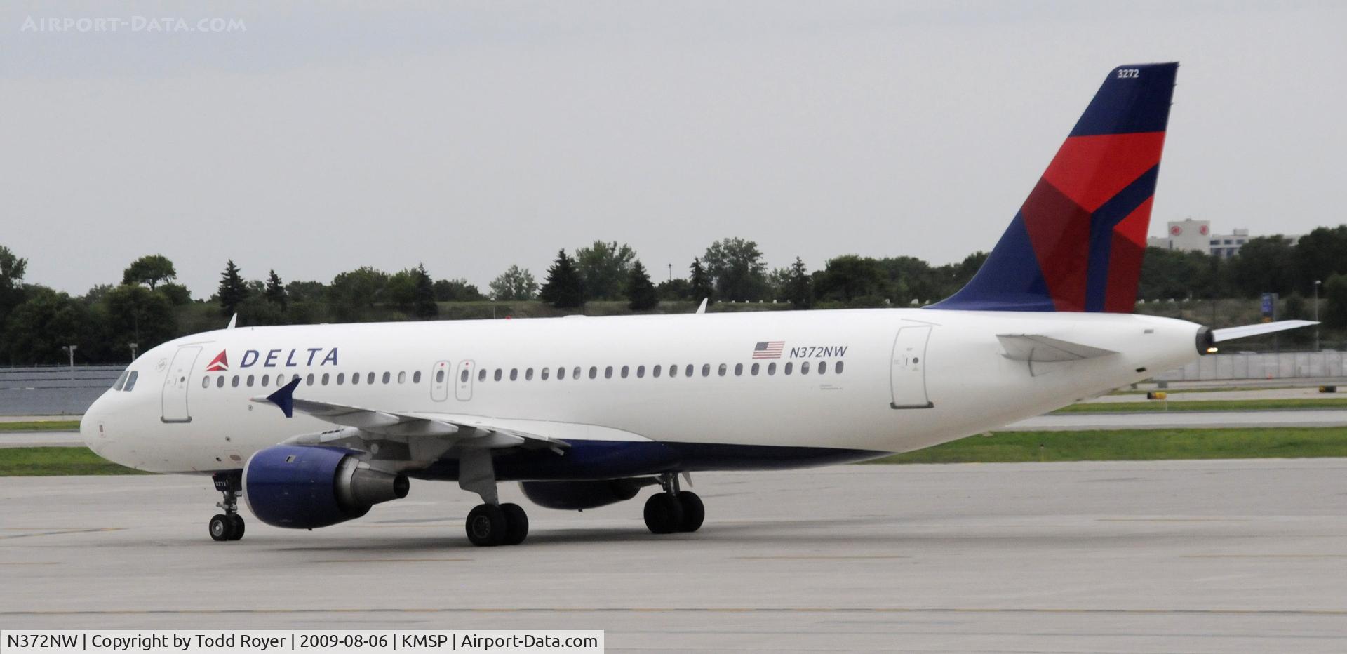 N372NW, 2001 Airbus A320-212 C/N 1633, Taxi at MSP