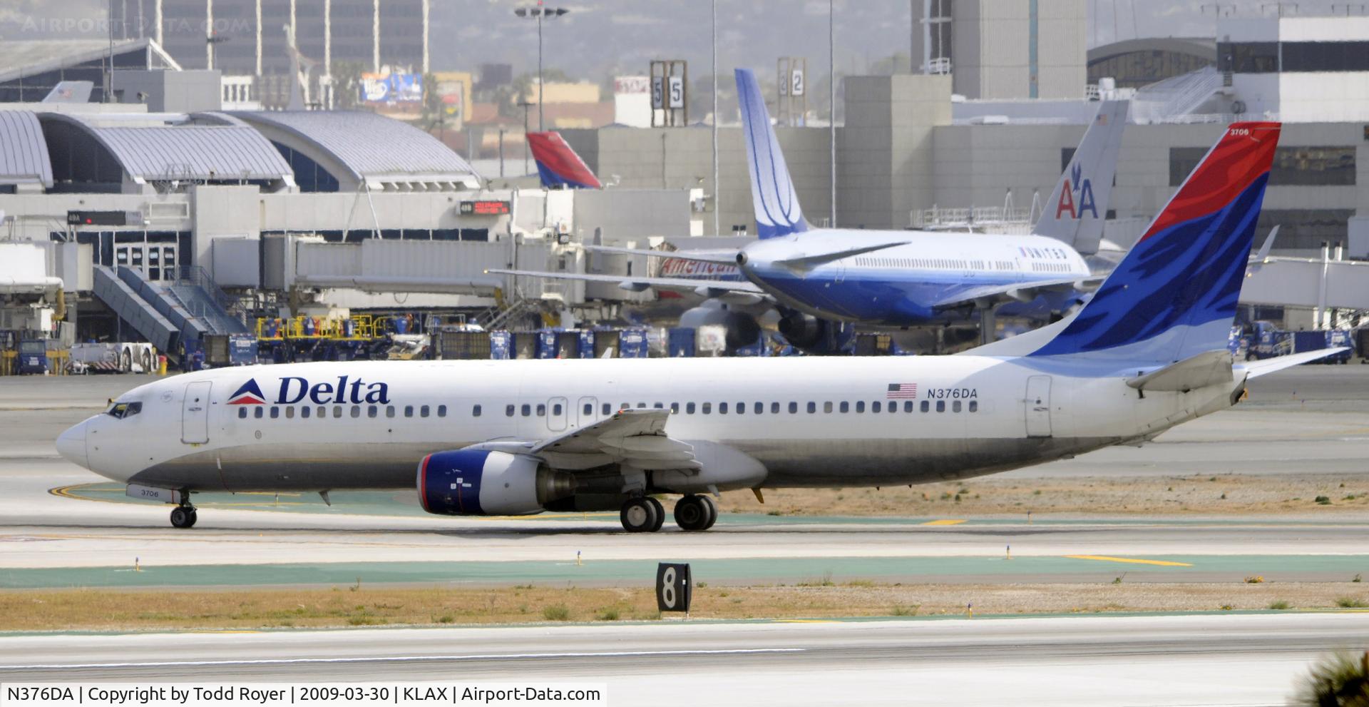 N376DA, 1999 Boeing 737-832 C/N 29624, Taxi at LAX