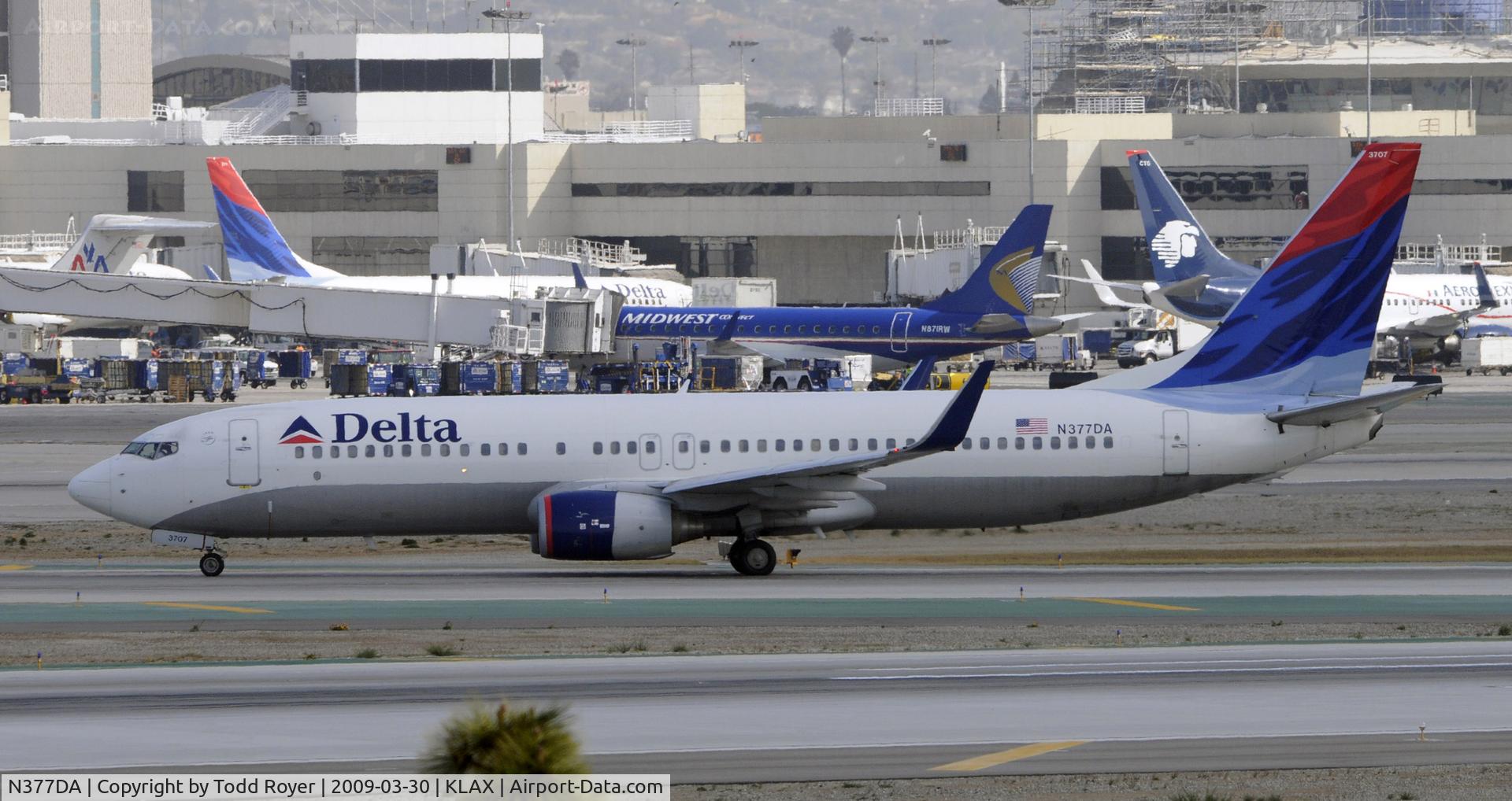 N377DA, 1999 Boeing 737-832 C/N 29625, Taxi at LAX