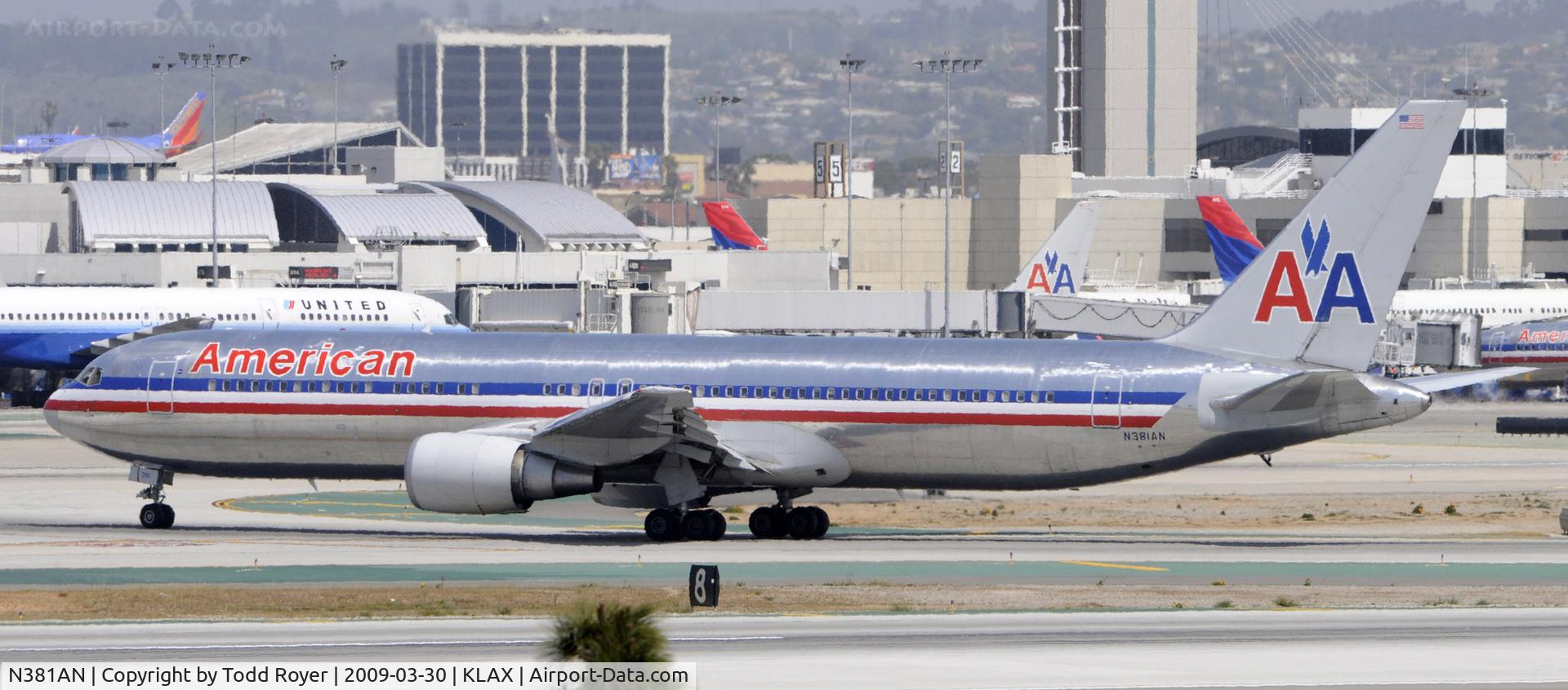N381AN, 1993 Boeing 767-323 C/N 25450, Taxi at LAX