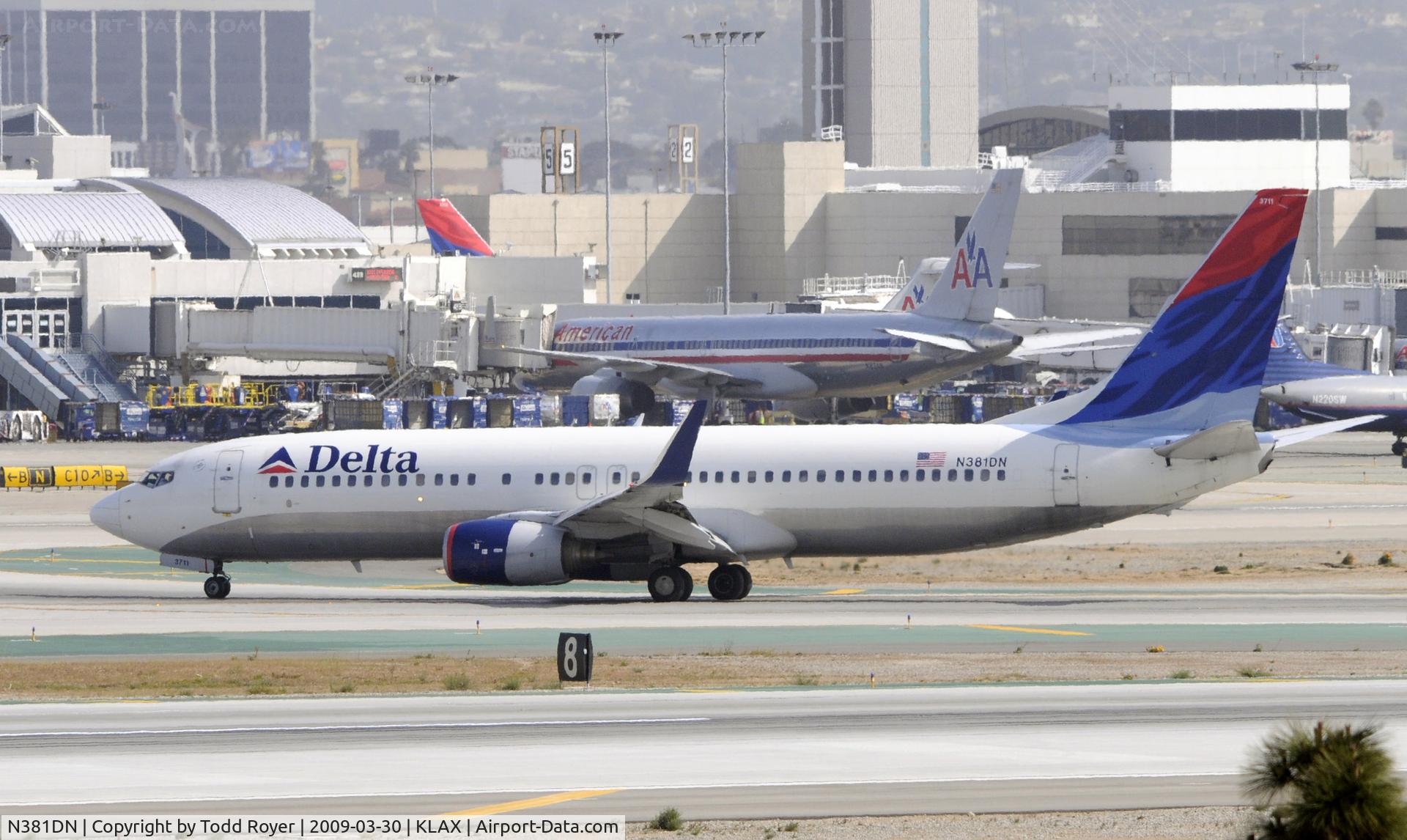 N381DN, 1999 Boeing 737-832 C/N 30350, Taxi at LAX