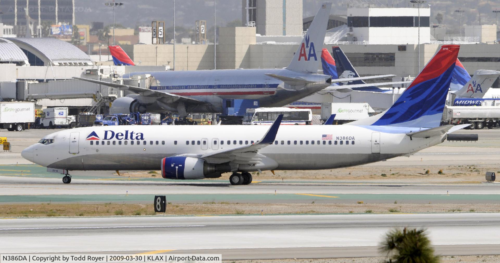 N386DA, 1999 Boeing 737-832 C/N 30373, Taxi at LAX