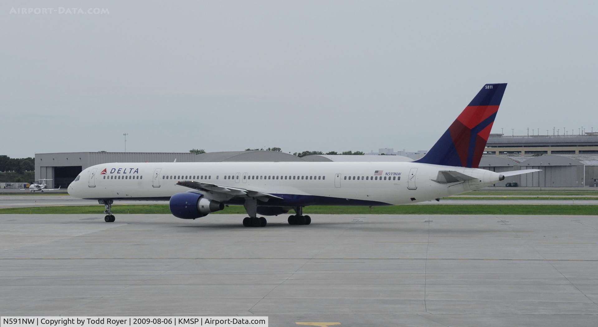 N591NW, 2003 Boeing 757-351 C/N 32991, Taxi at MSP