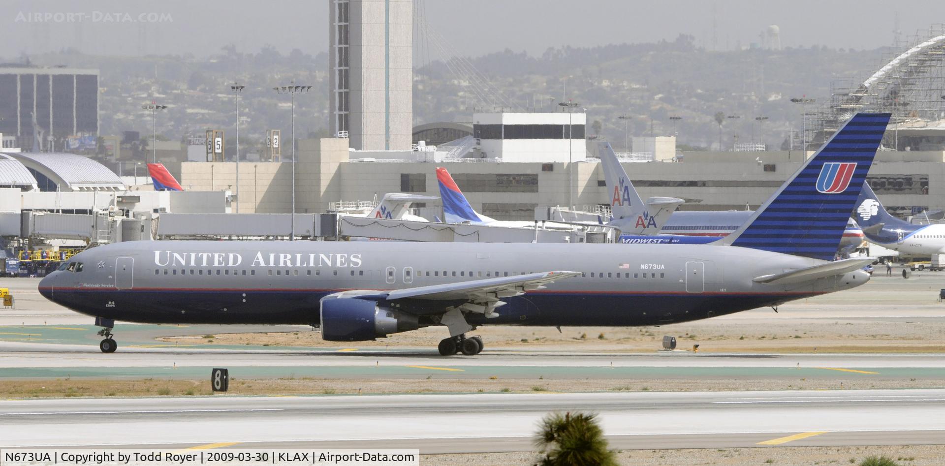 N673UA, 2000 Boeing 767-322 C/N 29241, Taxi at LAX