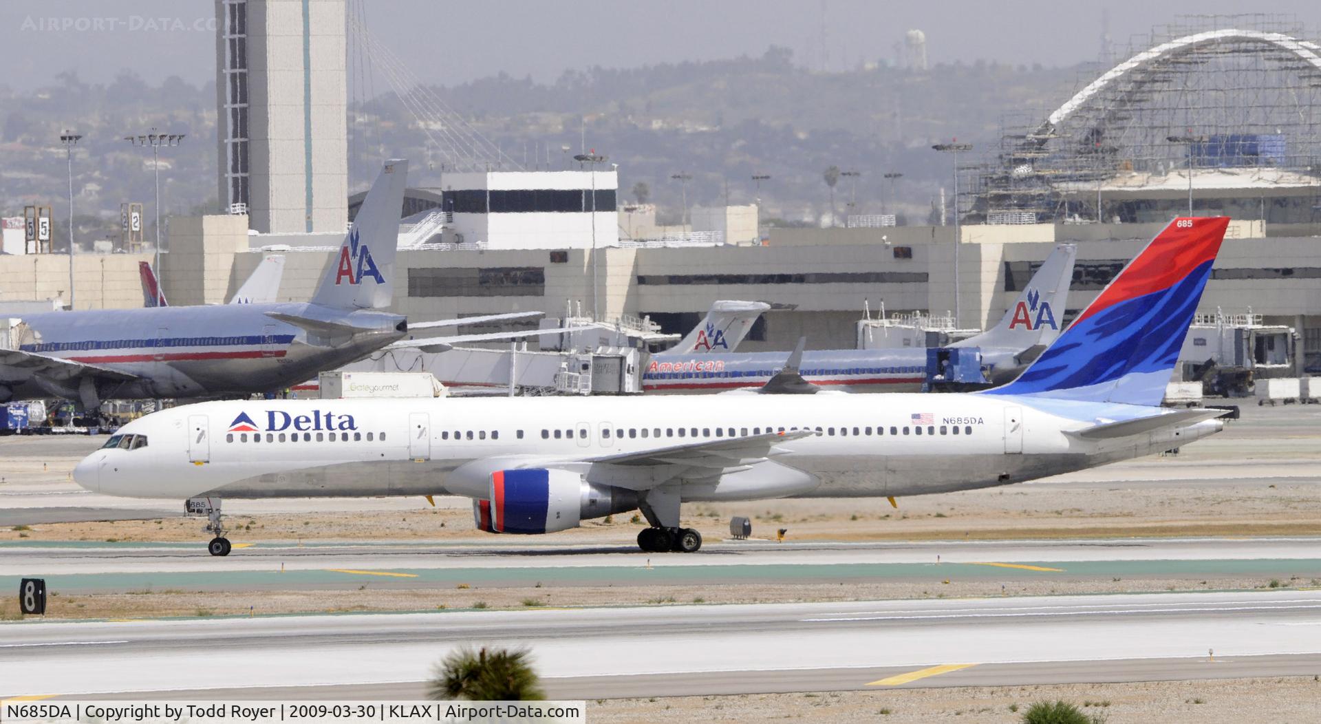 N685DA, 1995 Boeing 757-232 C/N 27588, Taxi at LAX