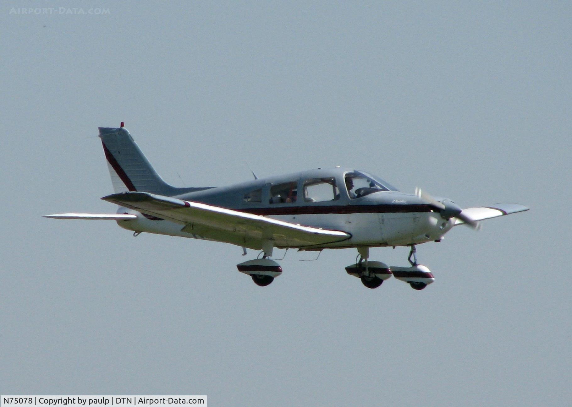 N75078, 1976 Piper PA-28-151 C/N 28-7615246, Landing at Downtown Shreveport.