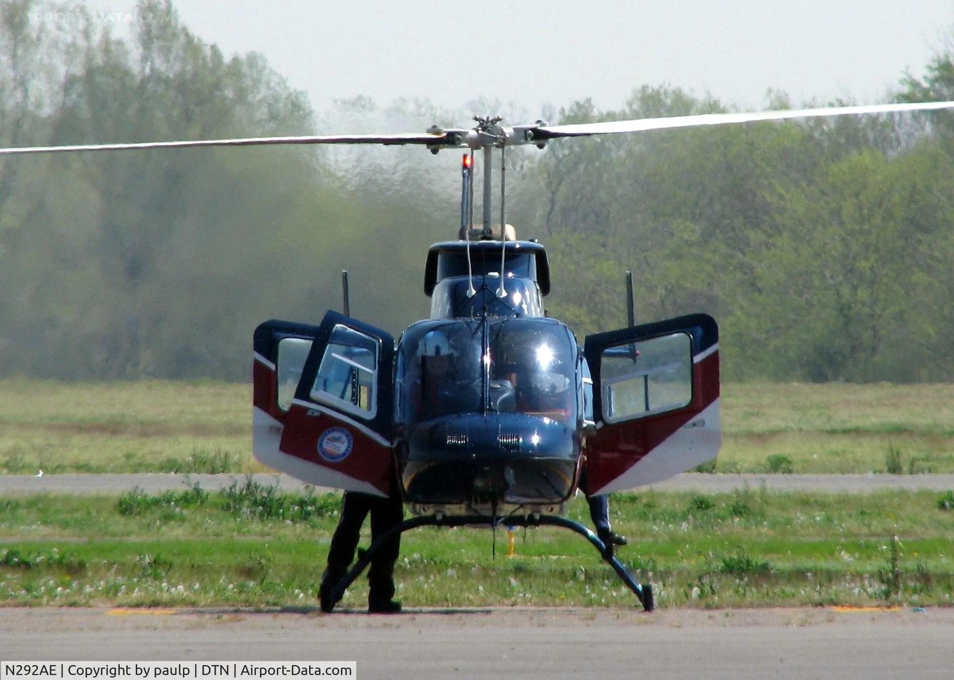 N292AE, 1983 Bell 206L-1 LongRanger II C/N 45780, Engine running, about to depart Downtown Shreveport.