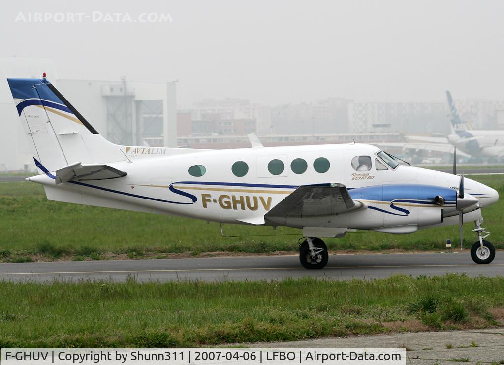 F-GHUV, 1978 Beech E90 King Air C/N LW-278, Taxiing to the General Aviation area...