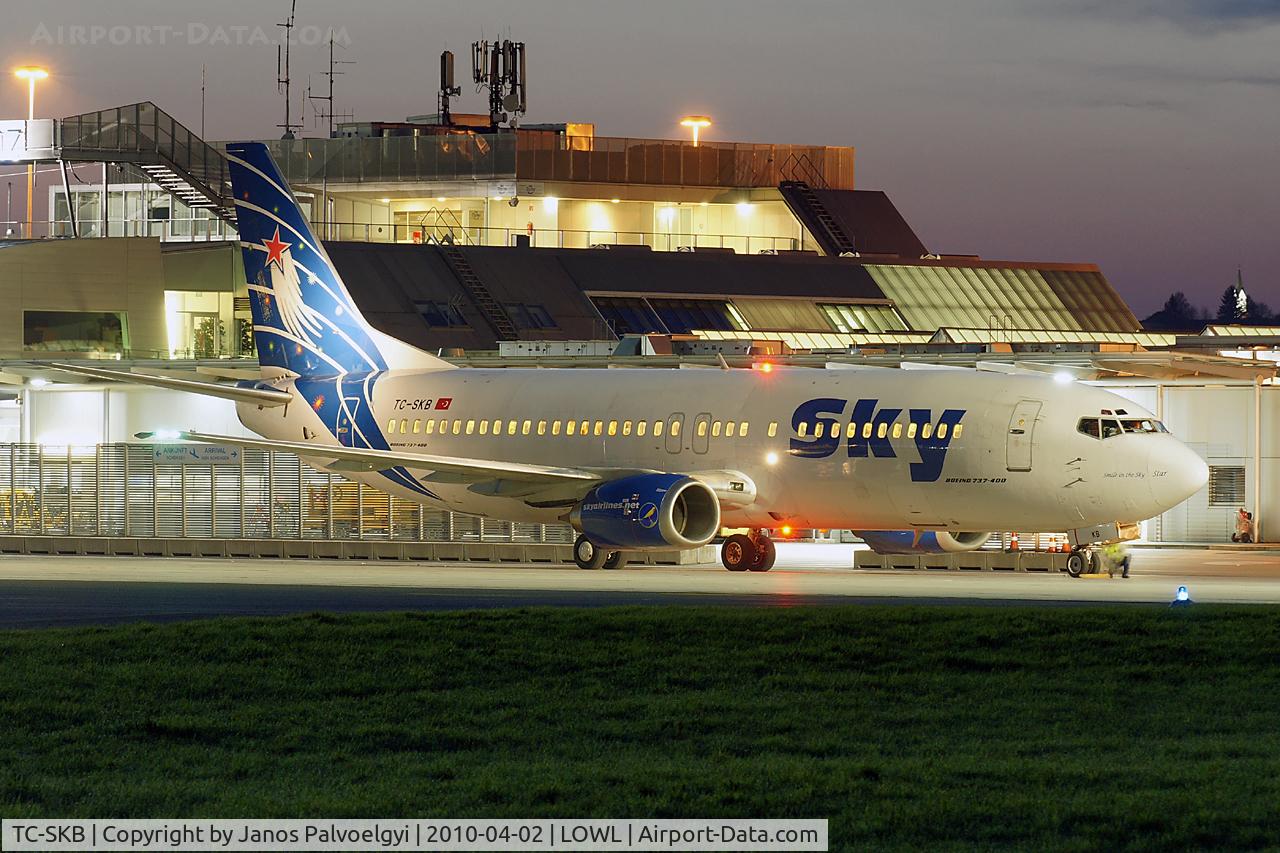 TC-SKB, 1992 Boeing 737-430 C/N 27004, SkyAirlines Boeing B737-430 on Apron in LOWL/LNZ