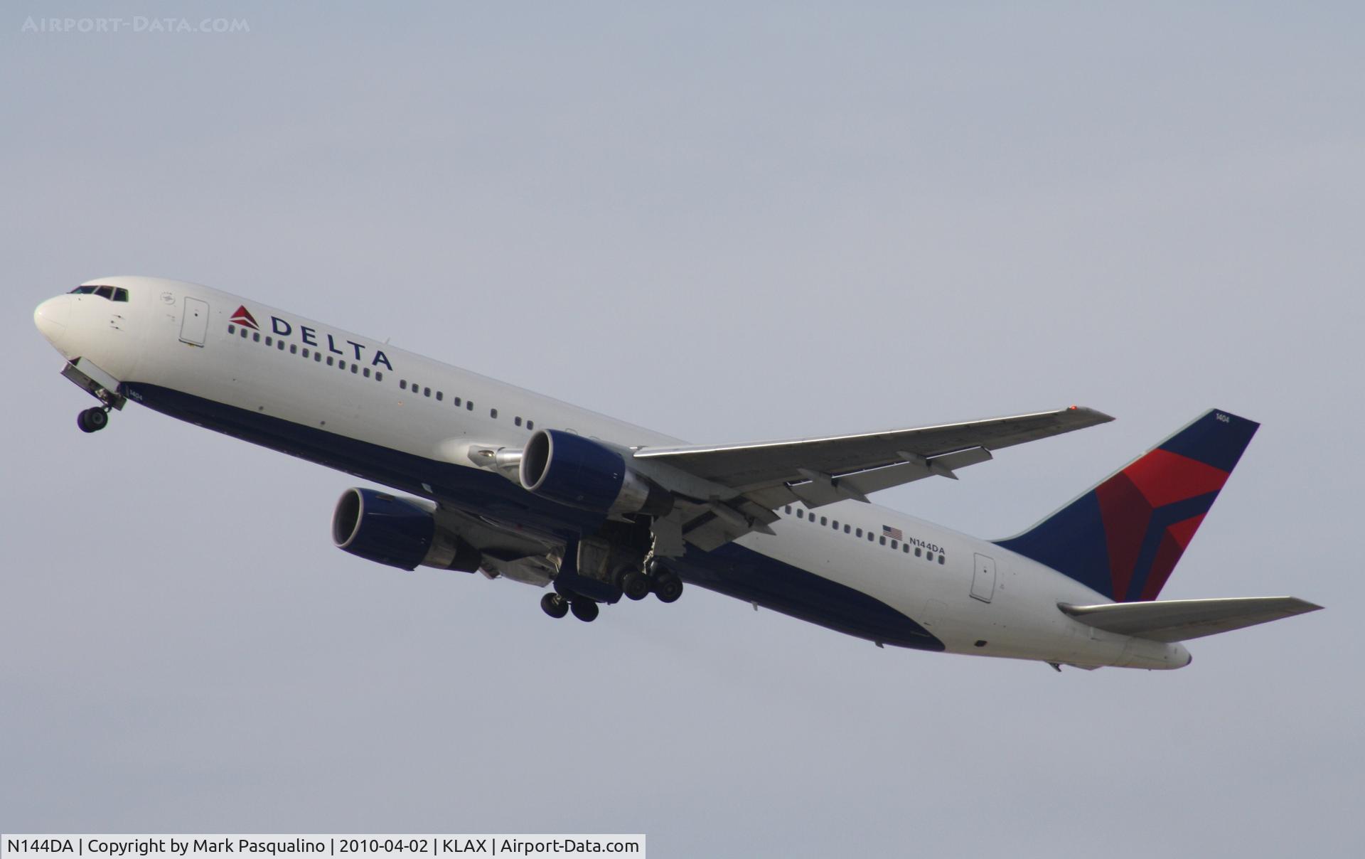 N144DA, 1999 Boeing 767-332 C/N 27584, Boeing 767-300