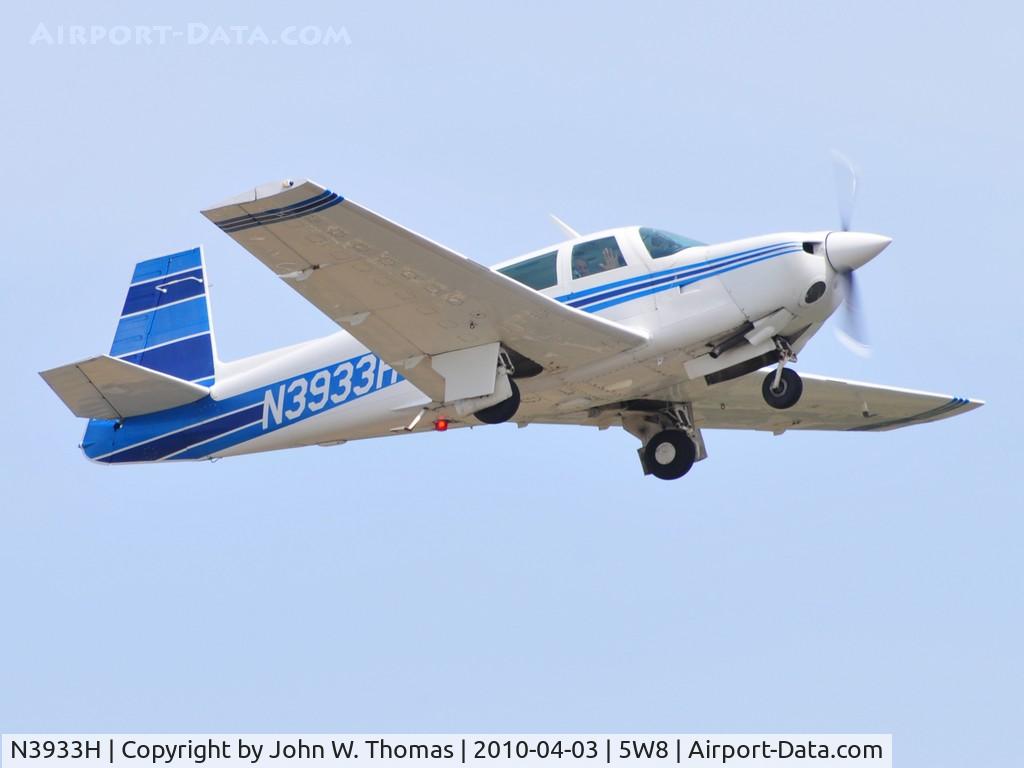 N3933H, 1980 Mooney M20J 201 C/N 24-0981, Departing runway 22