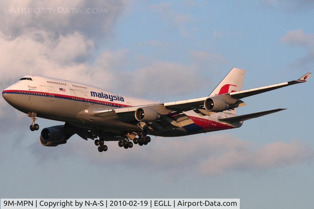 9M-MPN, 2000 Boeing 747-4H6 C/N 28432, Beautifull lighting on this beast