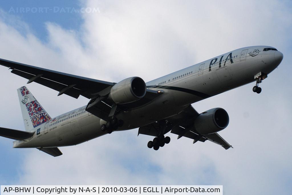 AP-BHW, 2007 Boeing 777-340/ER C/N 33779, Landing 09L