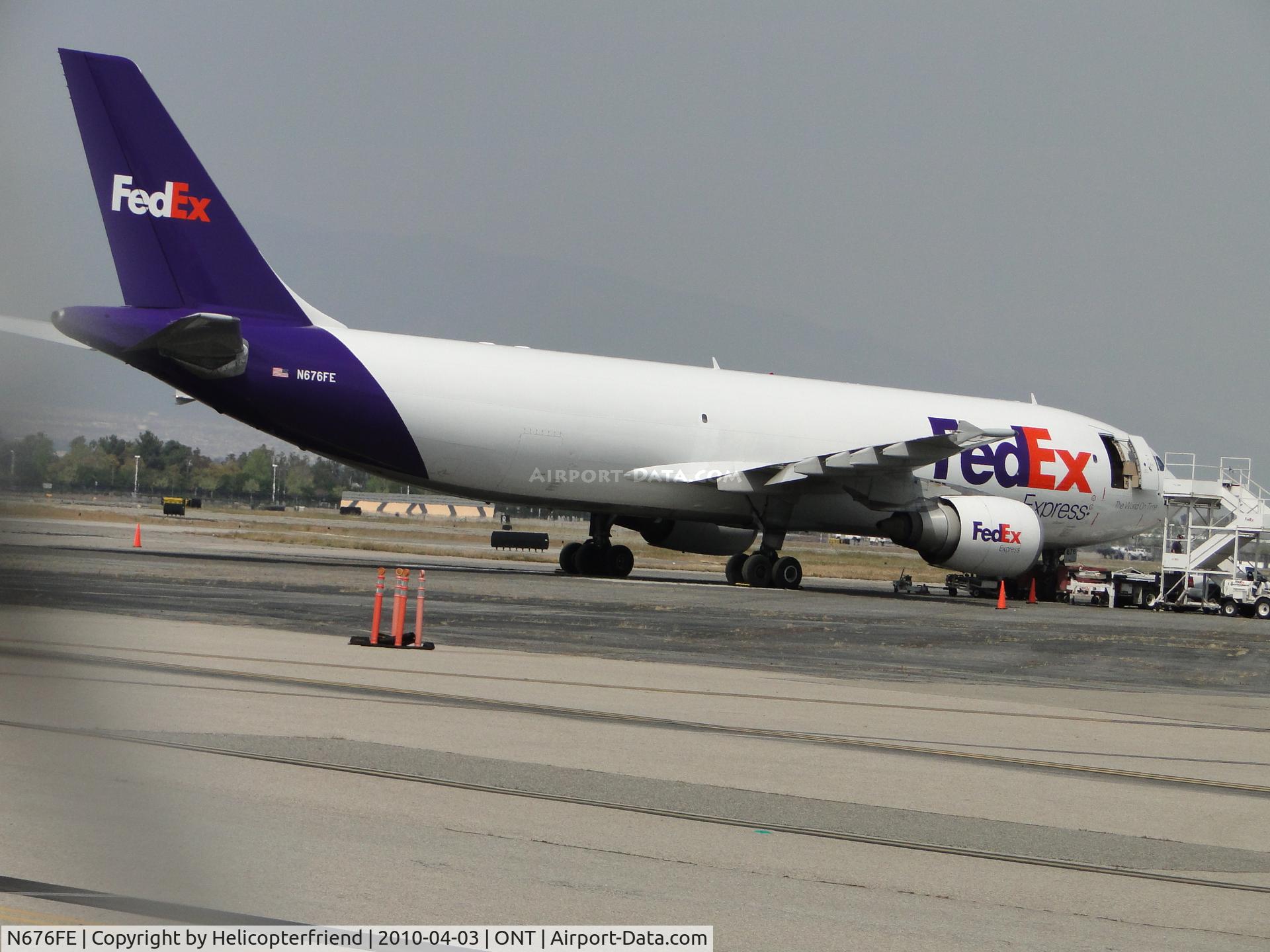 N676FE, 1998 Airbus A300F4-605R C/N 790, Being made ready for the trip