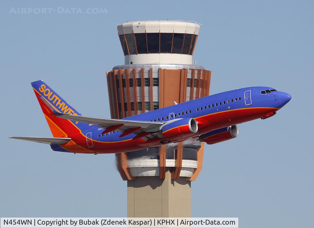 N454WN, 2004 Boeing 737-7H4 C/N 29851, PHX