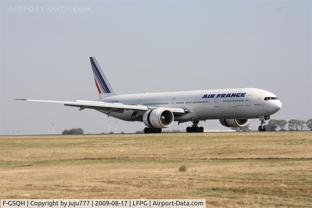 F-GSQH, 2005 Boeing 777-328/ER C/N 32711, on landing at CDG