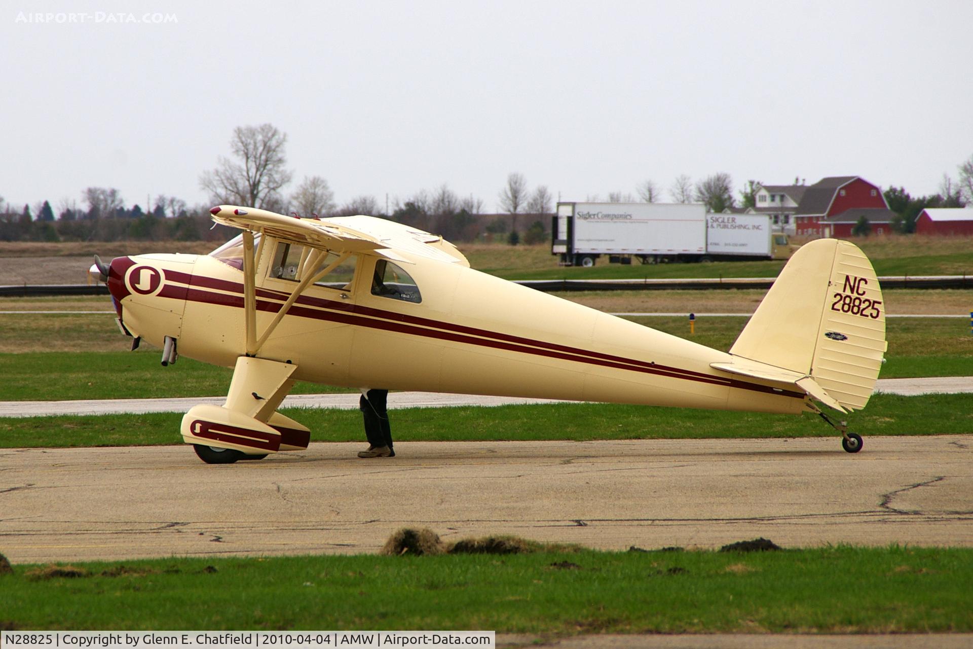 N28825, 1940 Luscombe 8C Silvaire C/N 1567, Preflighting