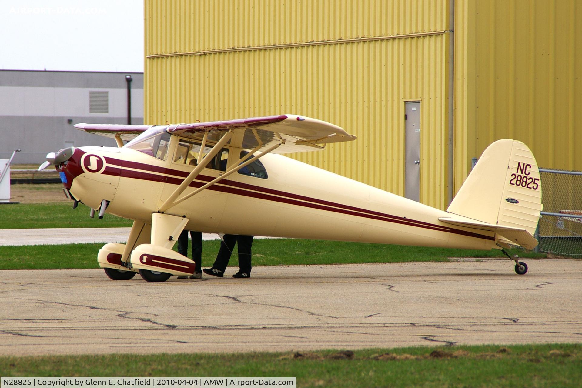 N28825, 1940 Luscombe 8C Silvaire C/N 1567, Preflighting