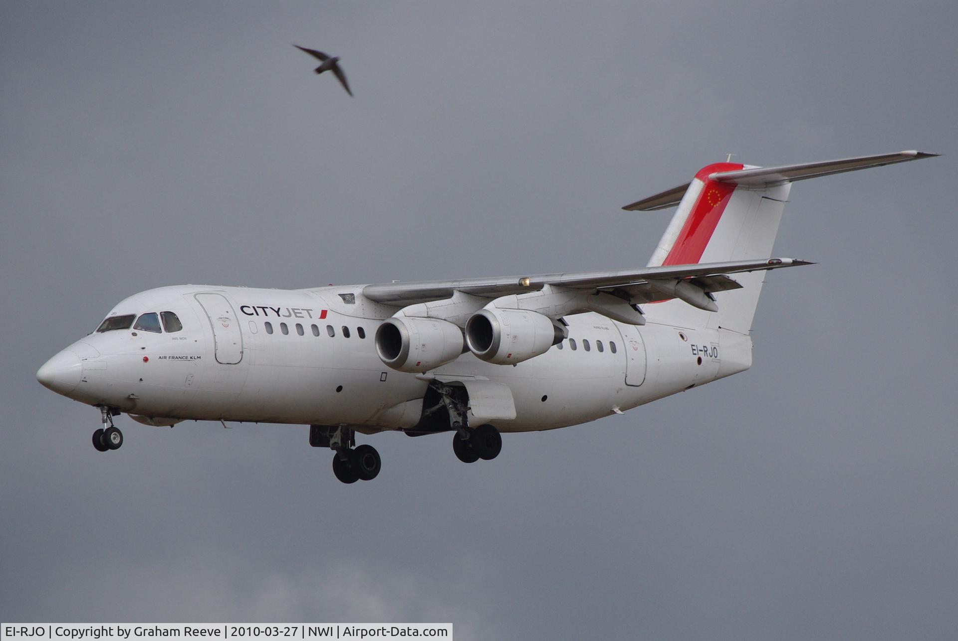 EI-RJO, 1999 British Aerospace Avro 146-RJ85A C/N E2352, On approach to Norwich