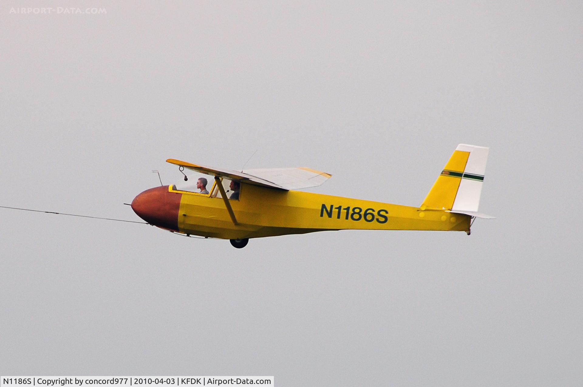 N1186S, 1972 Schweizer SGS 2-33A C/N 236, Seen at KFDK on 4/3/2010.