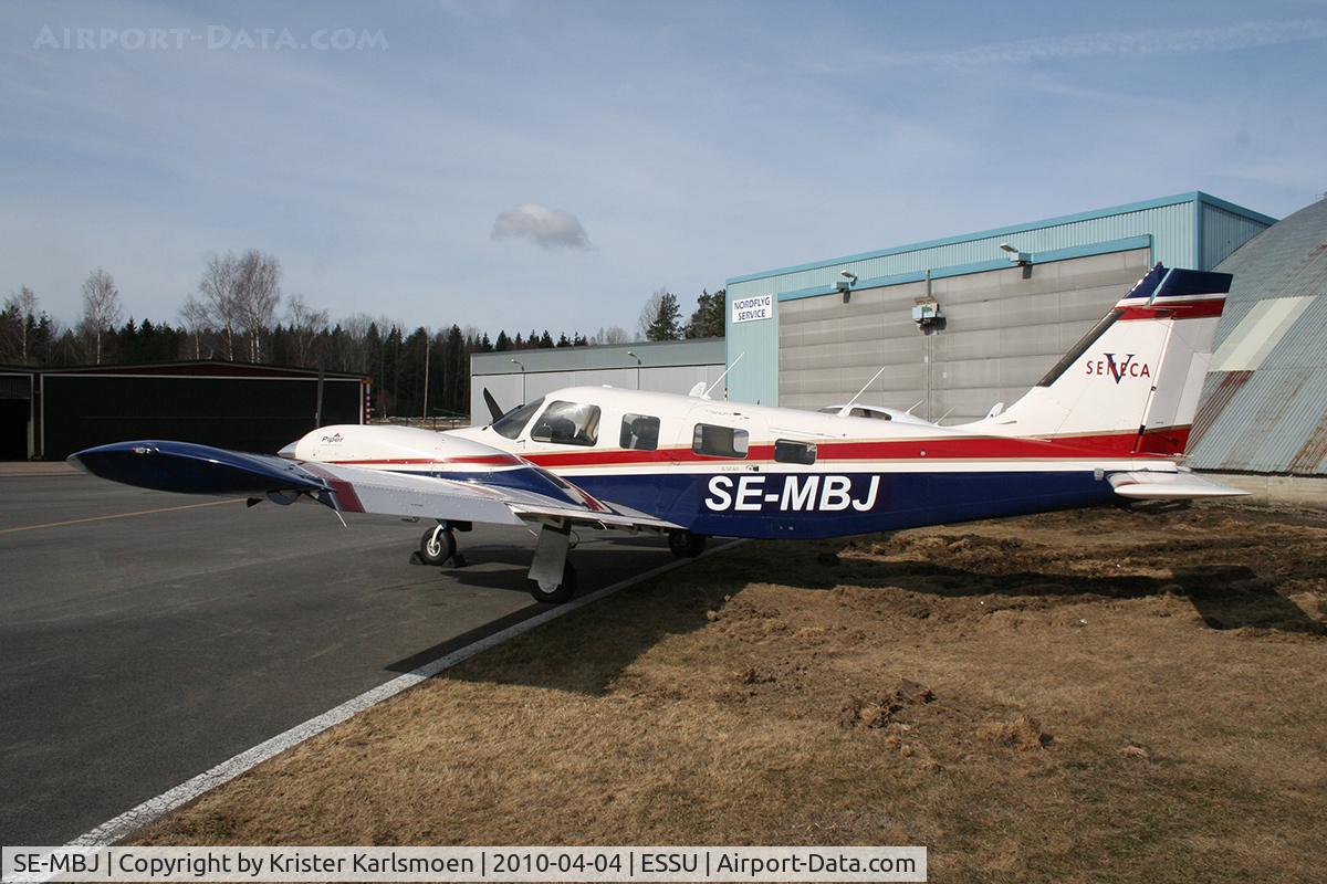 SE-MBJ, 1999 Piper Aircraft Corp. PA-34 220T Seneca V C/N 34-49121, Parked at Eskilstuna