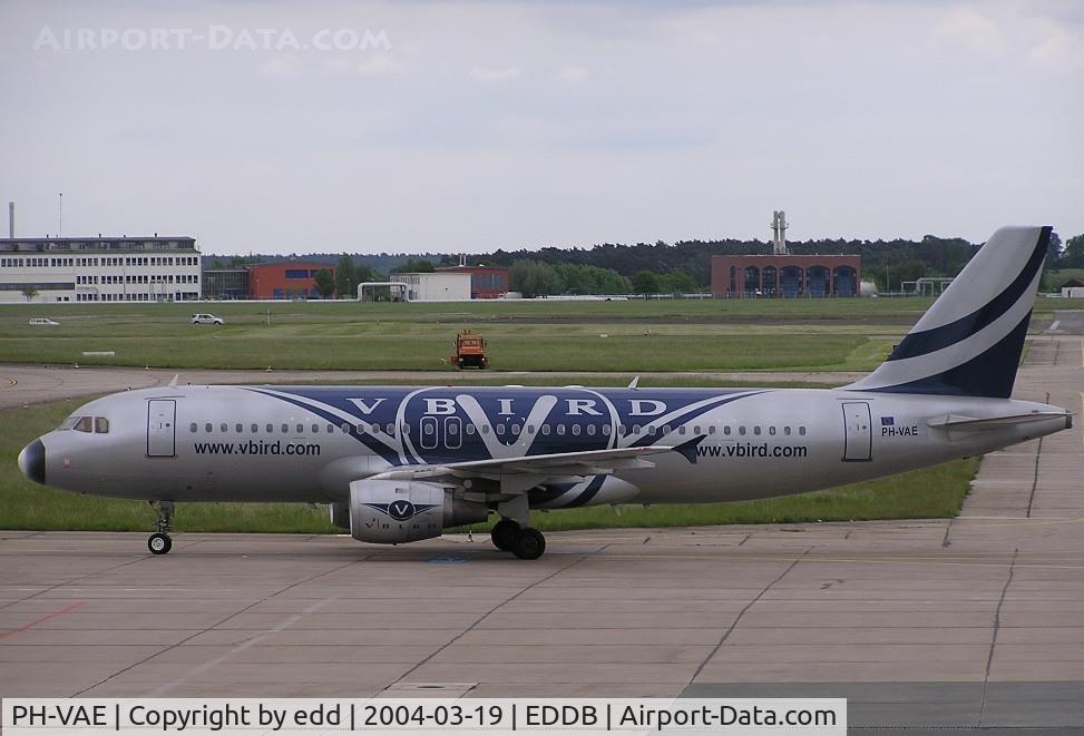 PH-VAE, 1996 Airbus A320-212 C/N 579, taxiing in to the platform