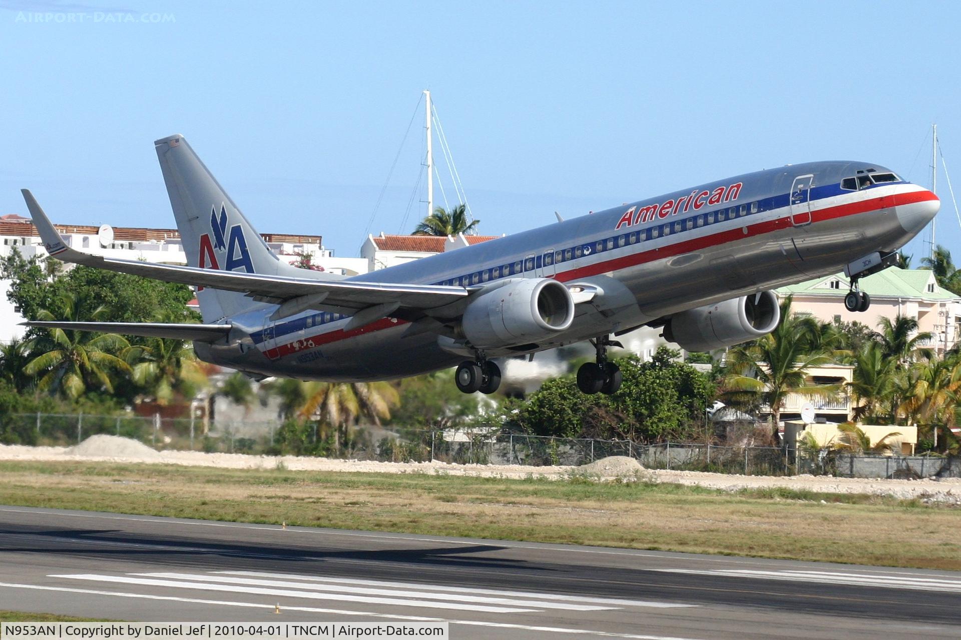 N953AN, 2001 Boeing 737-823 C/N 29539, American airlines N953AN departing TNCM runway 28