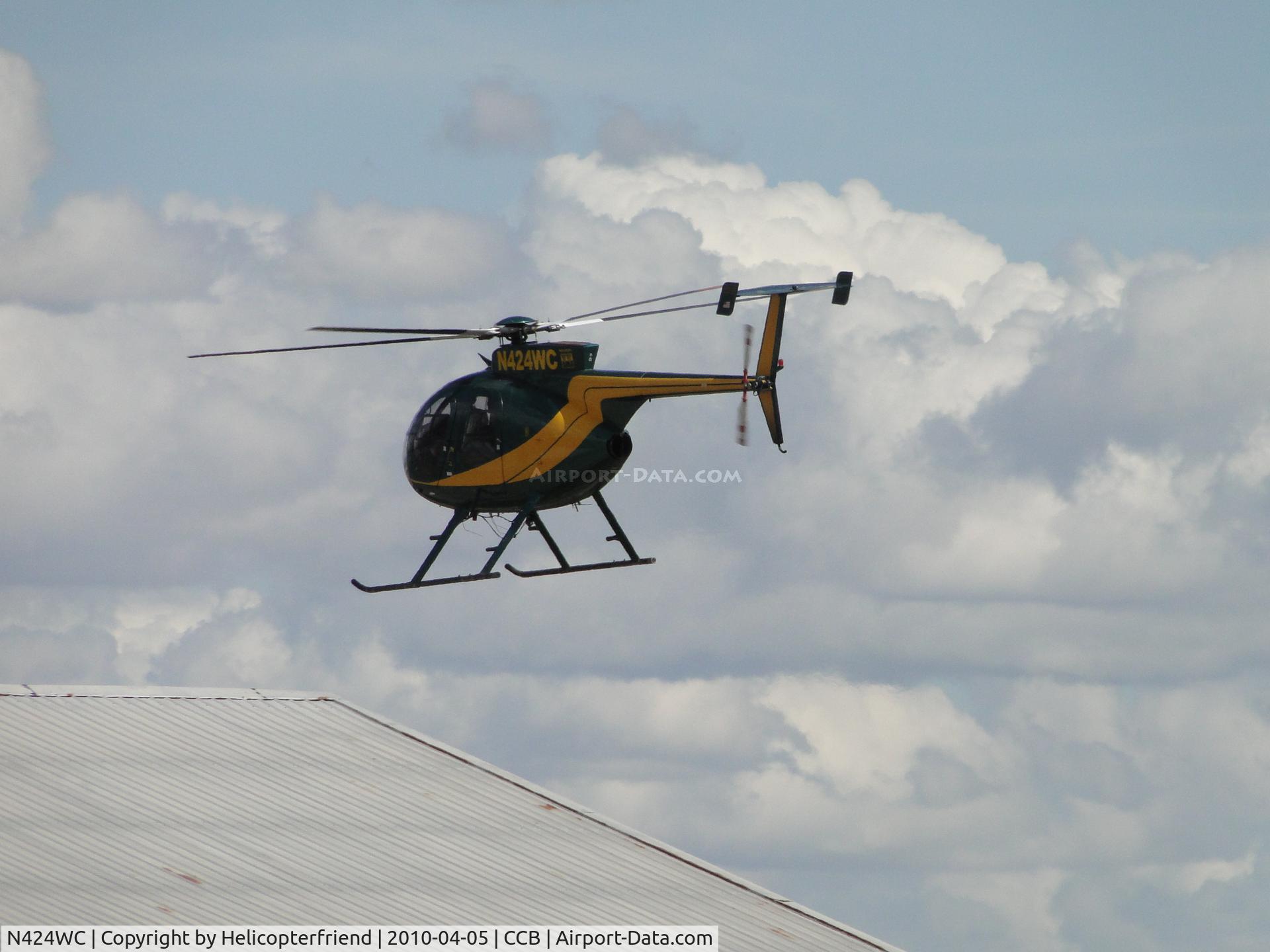N424WC, 1988 McDonnell Douglas 500-E C/N 0311E, Inbound for parking on the southside area
