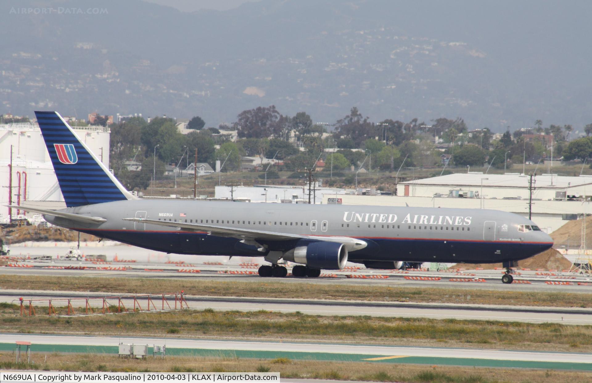 N669UA, 1999 Boeing 767-322 C/N 30025, Boeing 767-300
