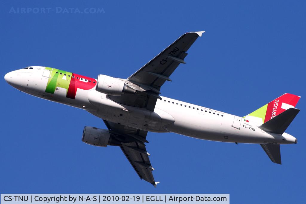 CS-TNU, 2009 Airbus A320-214 C/N 4106, Climbing away from 27L