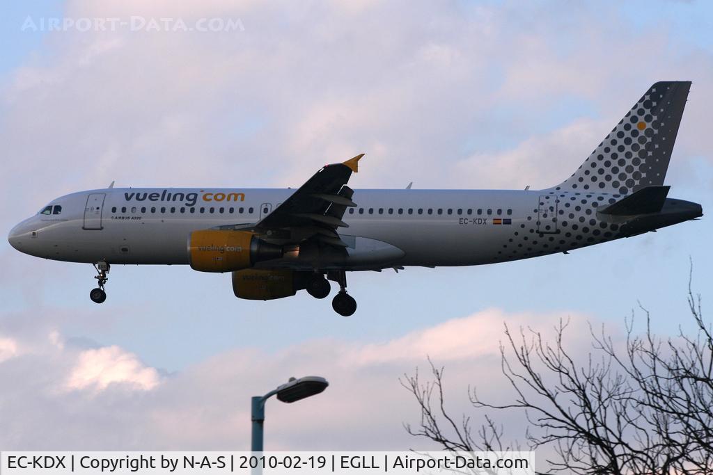 EC-KDX, 2007 Airbus A320-216 C/N 3151, Arriving 27L