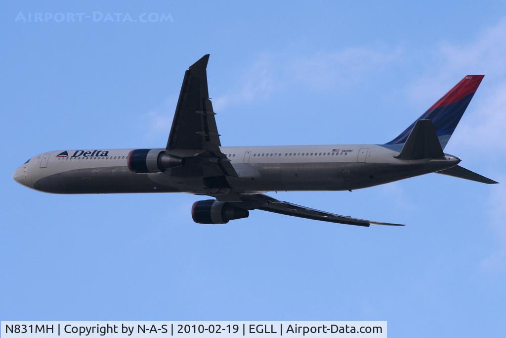 N831MH, 2000 Boeing 767-432/ER C/N 29702, Departing 27L