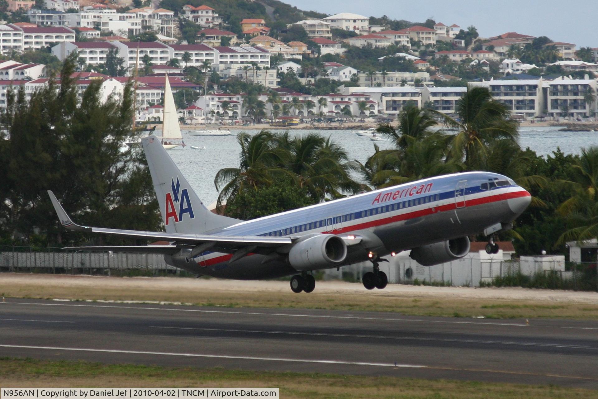 N956AN, 2001 Boeing 737-823 C/N 30090, American airlines departing TNCM runway 28