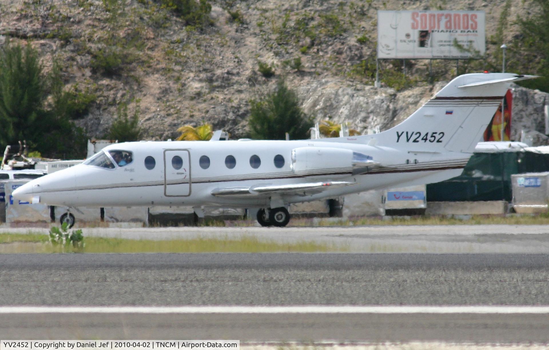 YV2452, 1993 Beech 400A Beechjet C/N RK-68, YV2452 taxing to the holding point Alpha for take off at TNCM